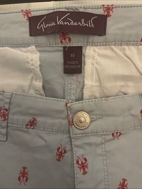 Gloria Vanderbilt Light Blue Shorts with Red Lobster Motif